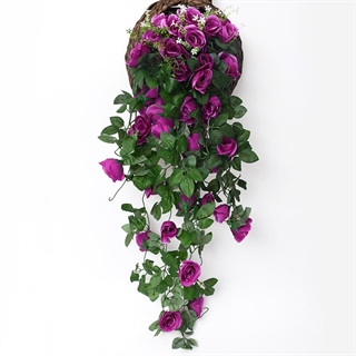 Hængende kunstige planter med lilla blomster og grønne blade